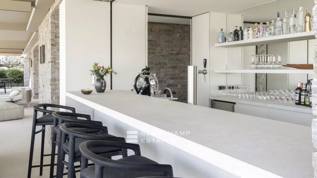 Luxury modern villa with panoramic sea view over Saint-Tropez