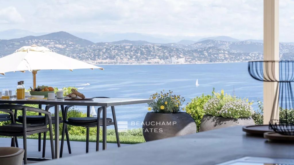 Luxury modern villa with panoramic sea view over Saint-Tropez