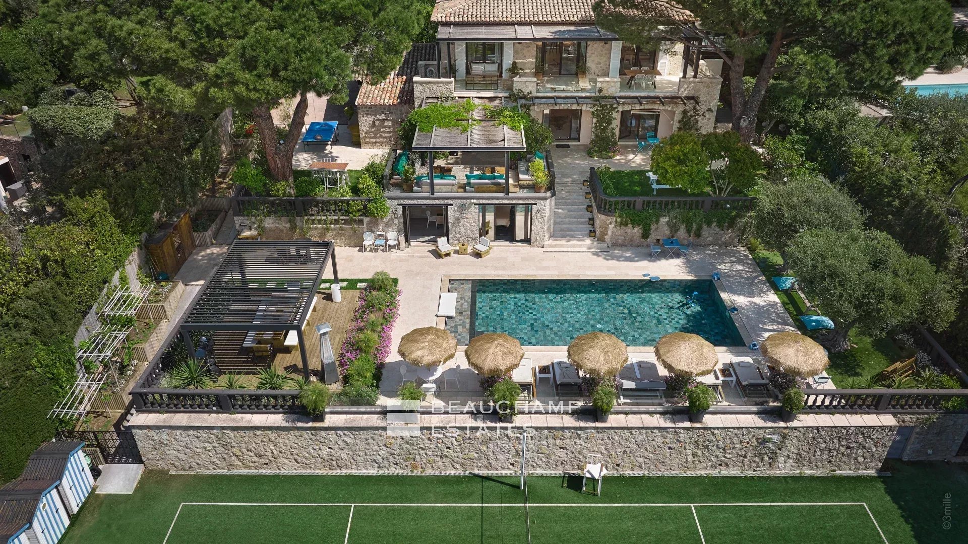 Magnfique villa en pierre de 4 chambres sur les hauteurs de Cannes avec vue mer Magnificent 4-bedroom stone villa on the heights of Cannes with sea view