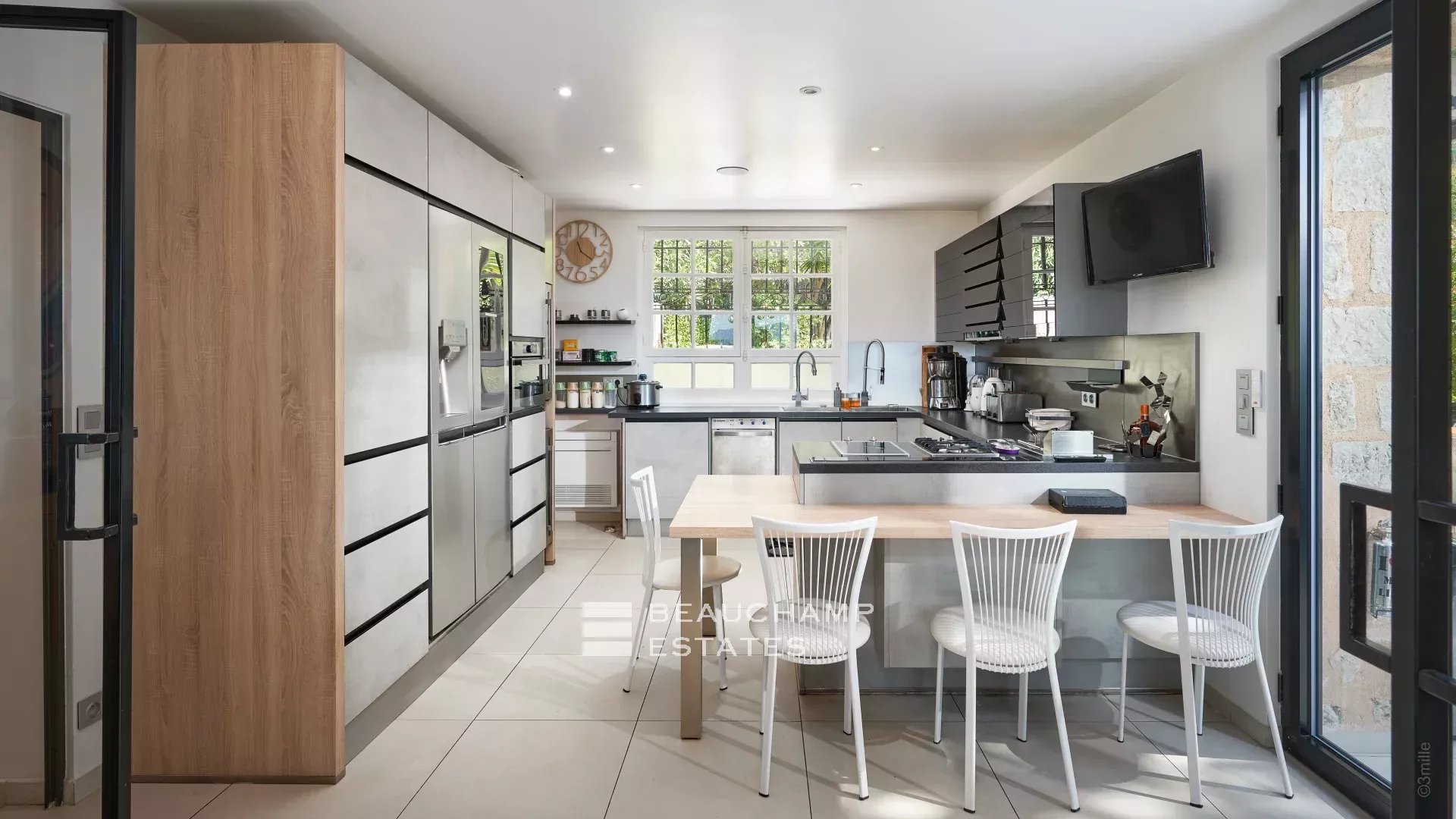 Magnfique villa en pierre de 4 chambres sur les hauteurs de Cannes avec vue mer Magnificent 4-bedroom stone villa on the heights of Cannes with sea view