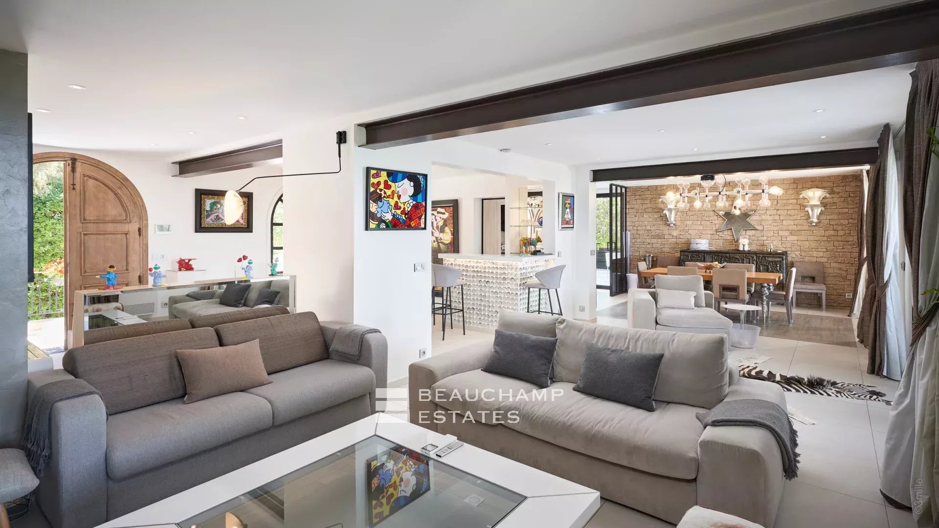 Magnfique villa en pierre de 4 chambres sur les hauteurs de Cannes avec vue mer Magnificent 4-bedroom stone villa on the heights of Cannes with sea view