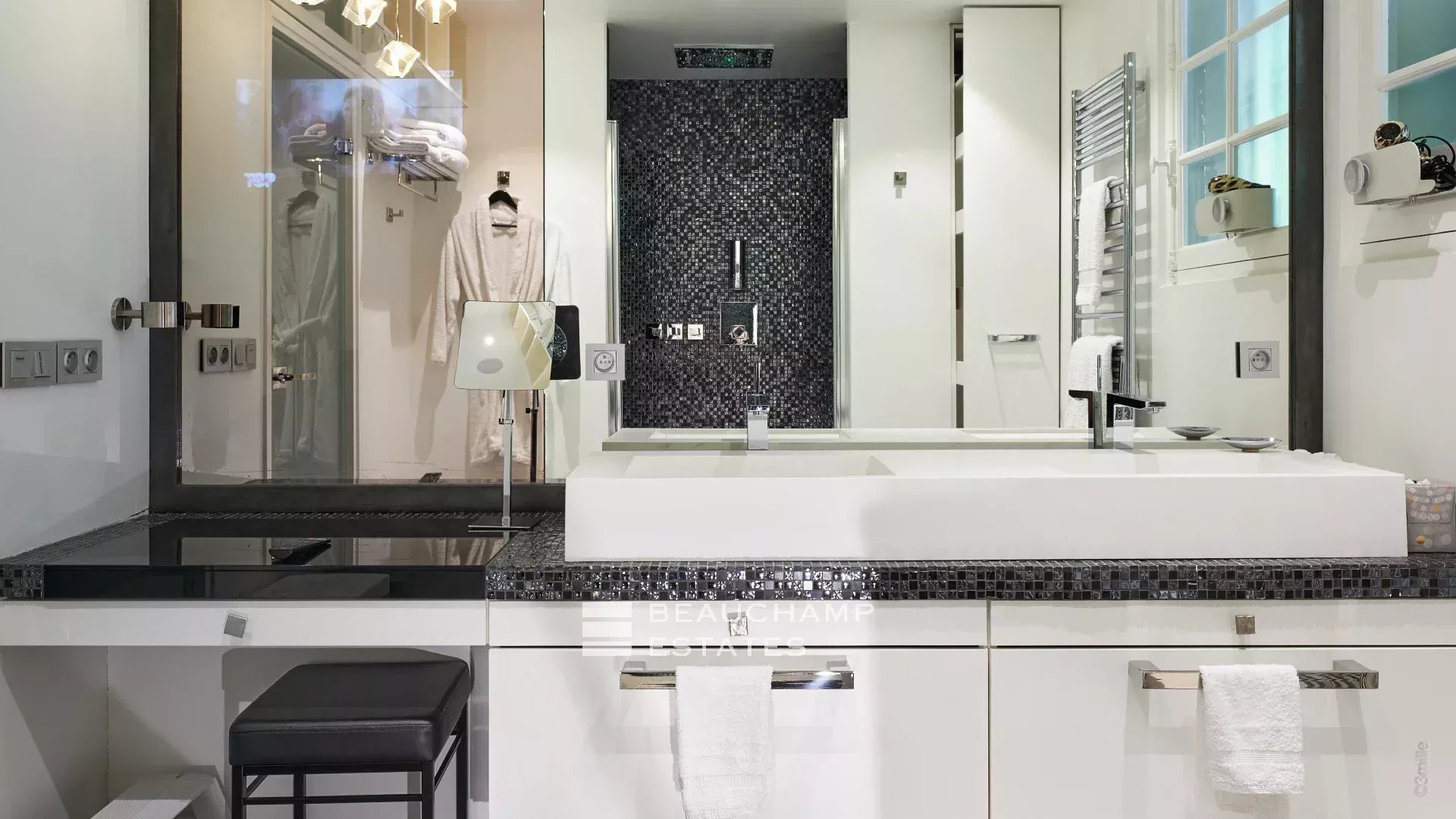 Magnfique villa en pierre de 4 chambres sur les hauteurs de Cannes avec vue mer Magnificent 4-bedroom stone villa on the heights of Cannes with sea view