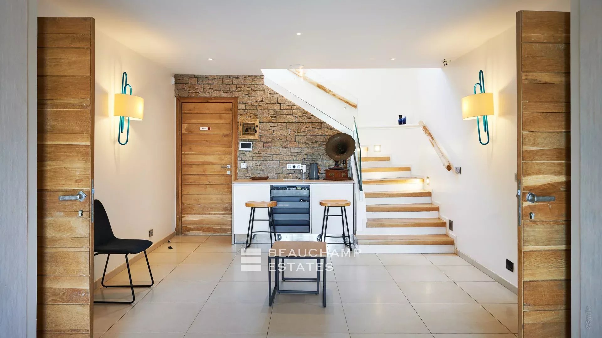 Magnfique villa en pierre de 4 chambres sur les hauteurs de Cannes avec vue mer Magnificent 4-bedroom stone villa on the heights of Cannes with sea view