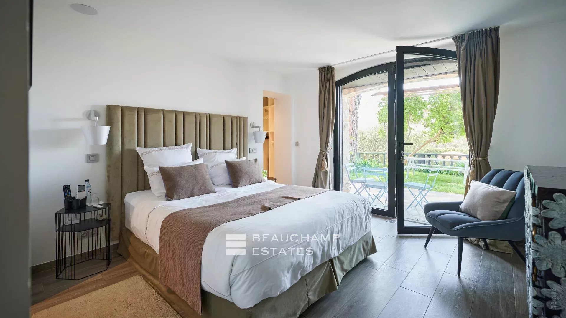 Magnfique villa en pierre de 4 chambres sur les hauteurs de Cannes avec vue mer Magnificent 4-bedroom stone villa on the heights of Cannes with sea view