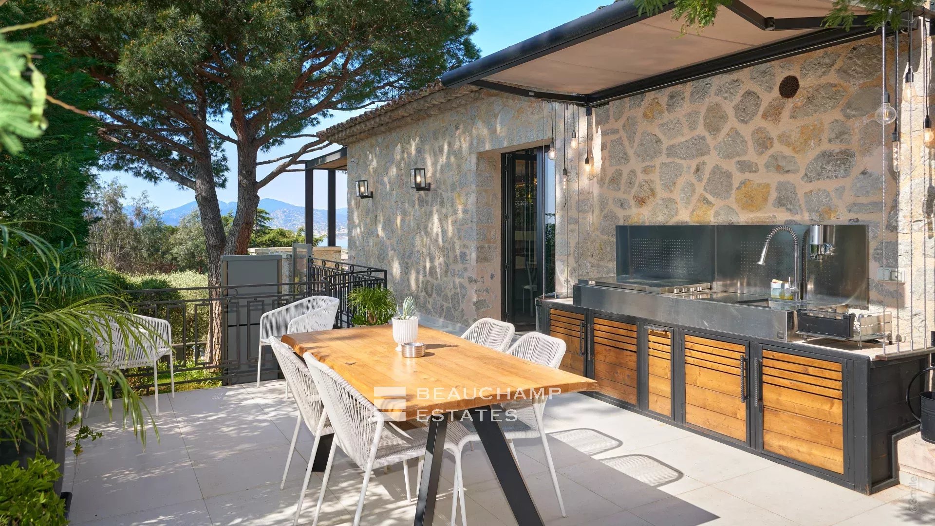 Magnfique villa en pierre de 4 chambres sur les hauteurs de Cannes avec vue mer Magnificent 4-bedroom stone villa on the heights of Cannes with sea view