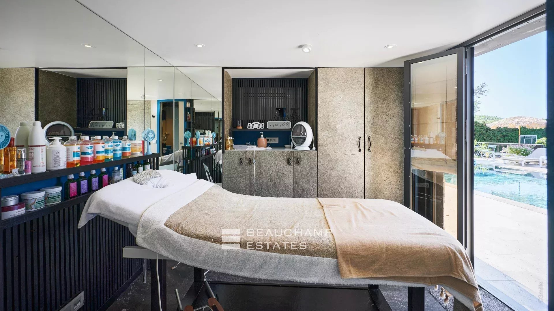 Magnfique villa en pierre de 4 chambres sur les hauteurs de Cannes avec vue mer Magnificent 4-bedroom stone villa on the heights of Cannes with sea view