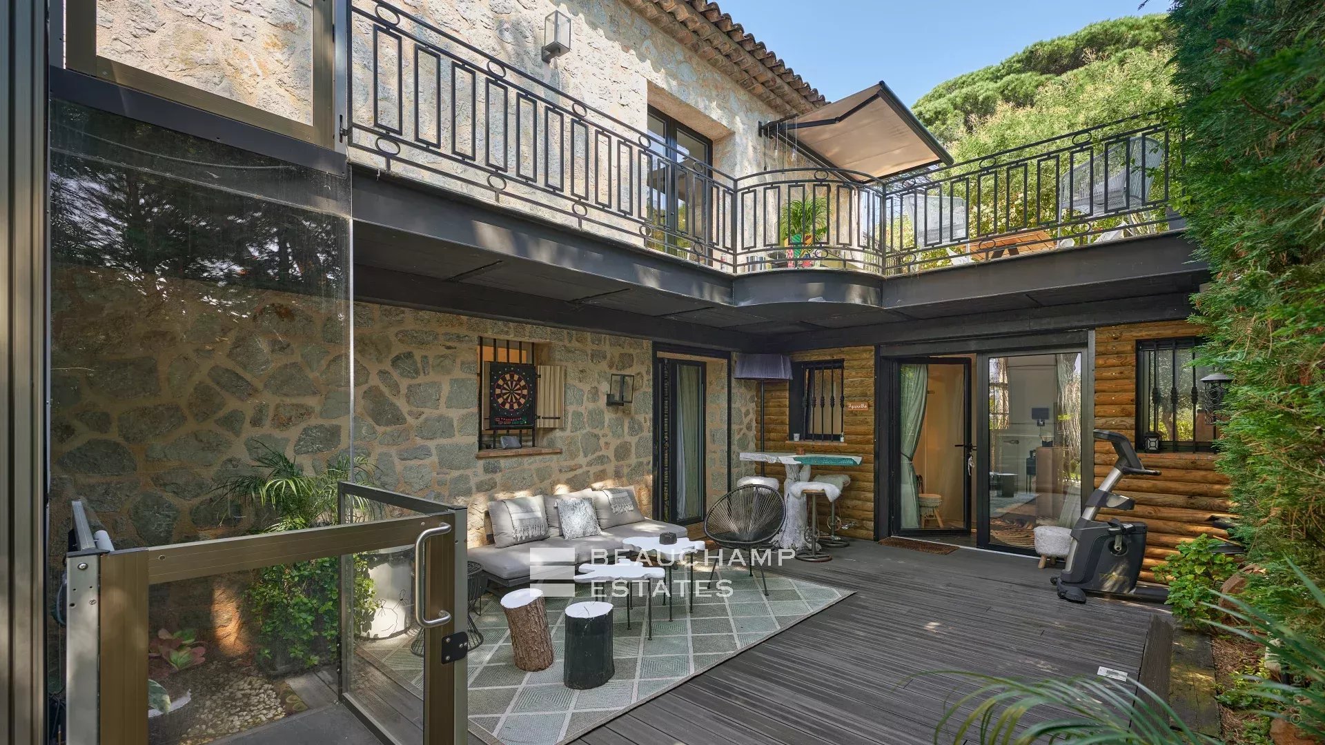 Magnfique villa en pierre de 4 chambres sur les hauteurs de Cannes avec vue mer Magnificent 4-bedroom stone villa on the heights of Cannes with sea view