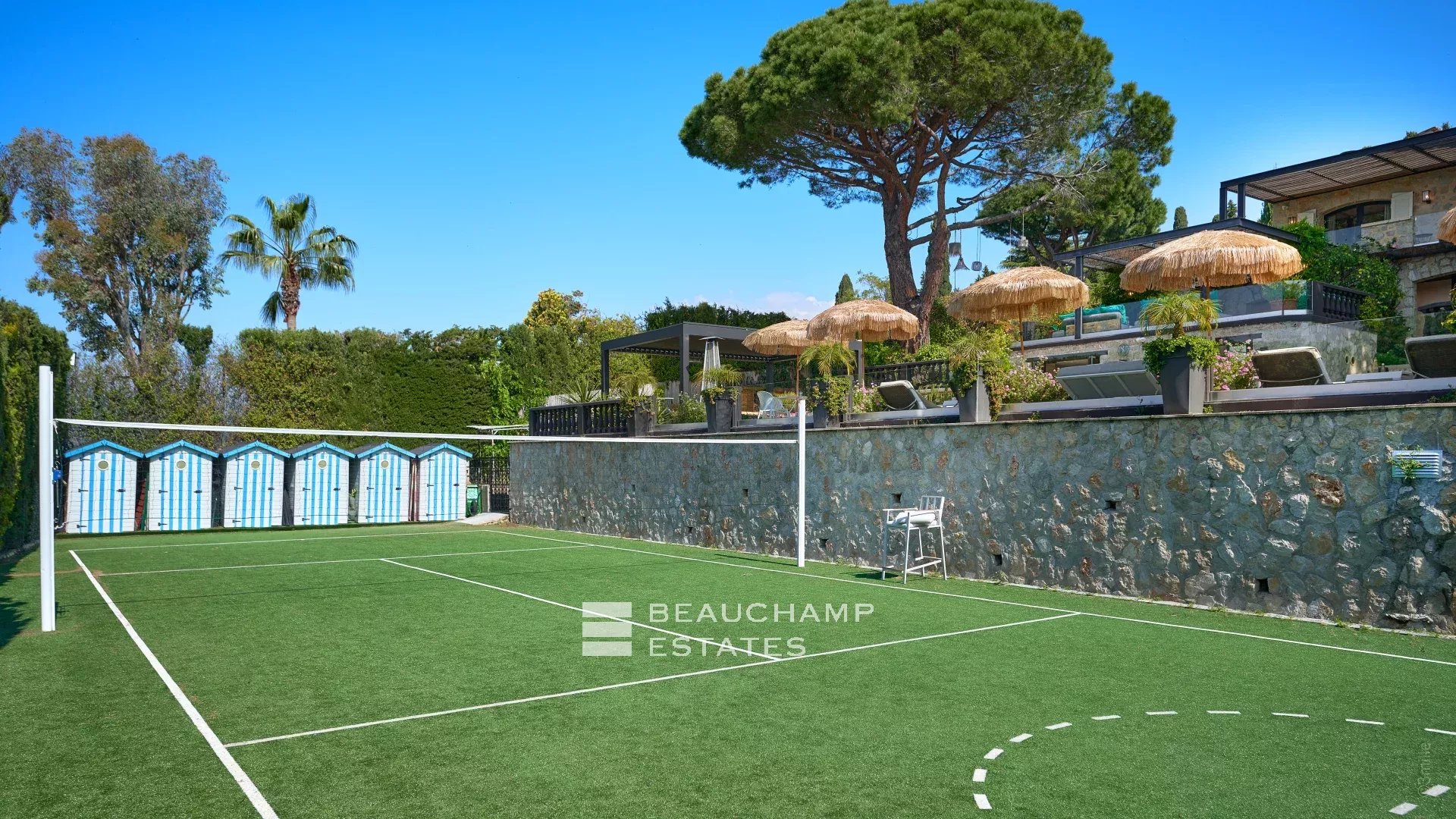Magnfique villa en pierre de 4 chambres sur les hauteurs de Cannes avec vue mer Magnificent 4-bedroom stone villa on the heights of Cannes with sea view