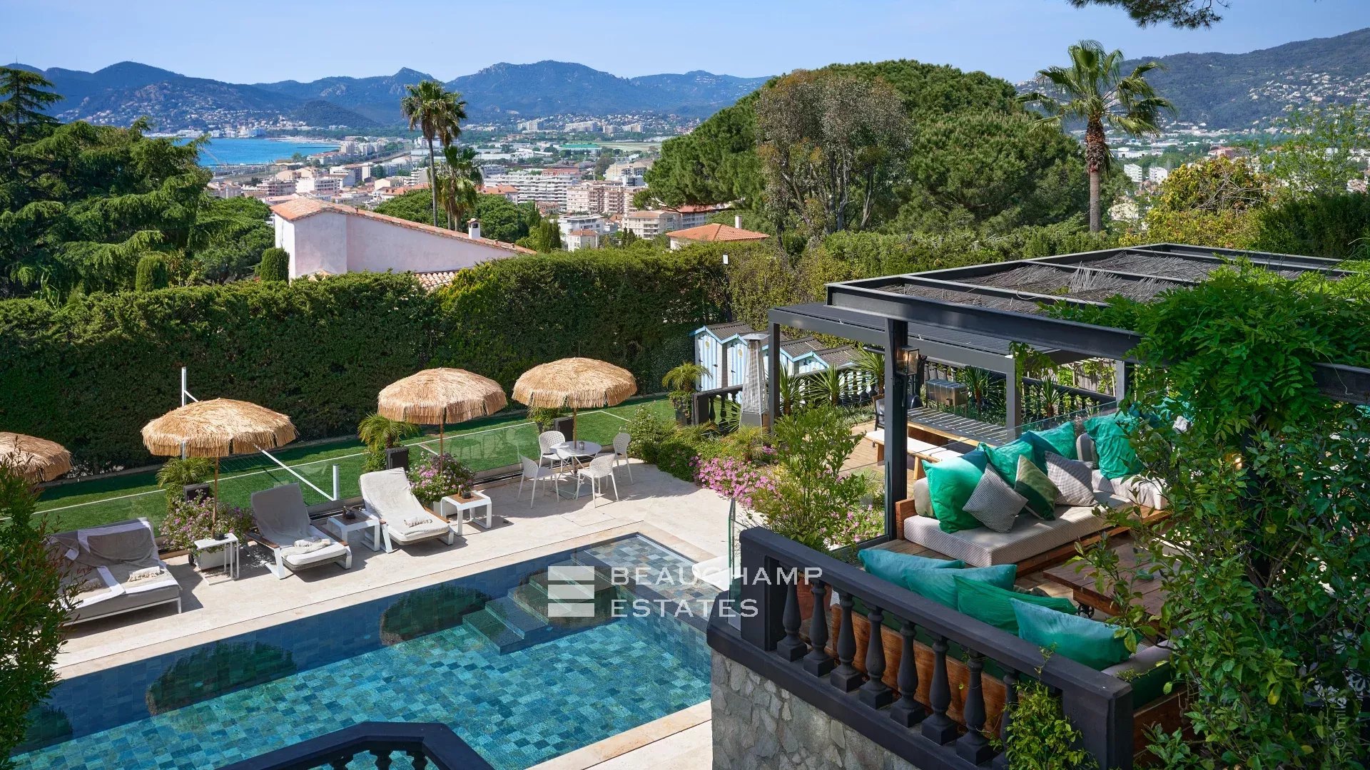 Magnfique villa en pierre de 4 chambres sur les hauteurs de Cannes avec vue mer Magnificent 4-bedroom stone villa on the heights of Cannes with sea view