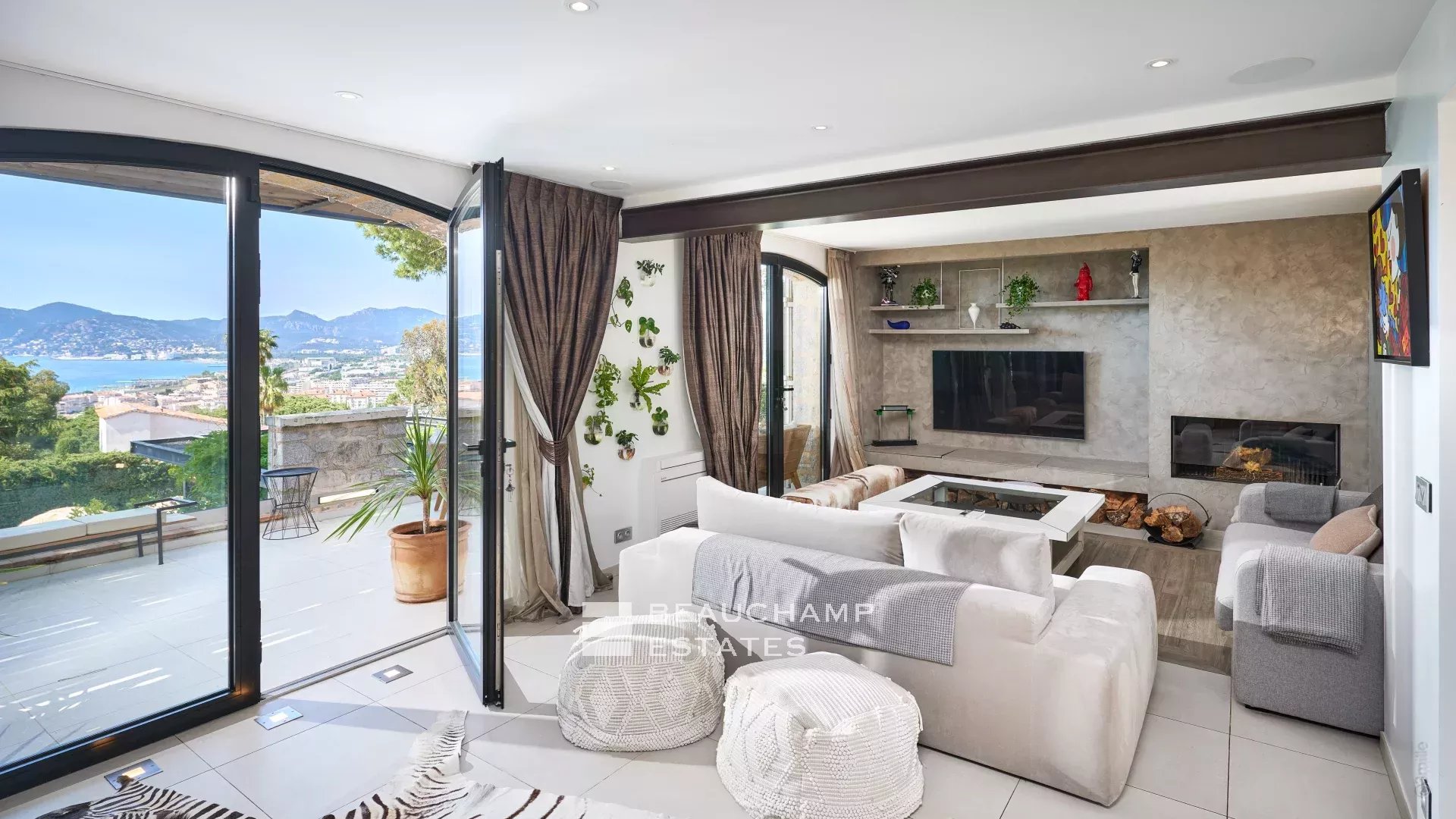 Magnfique villa en pierre de 4 chambres sur les hauteurs de Cannes avec vue mer Magnificent 4-bedroom stone villa on the heights of Cannes with sea view