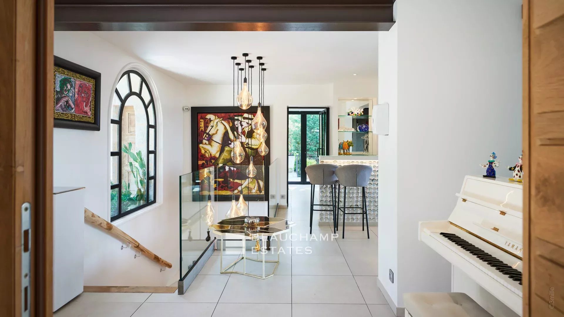 Magnfique villa en pierre de 4 chambres sur les hauteurs de Cannes avec vue mer Magnificent 4-bedroom stone villa on the heights of Cannes with sea view