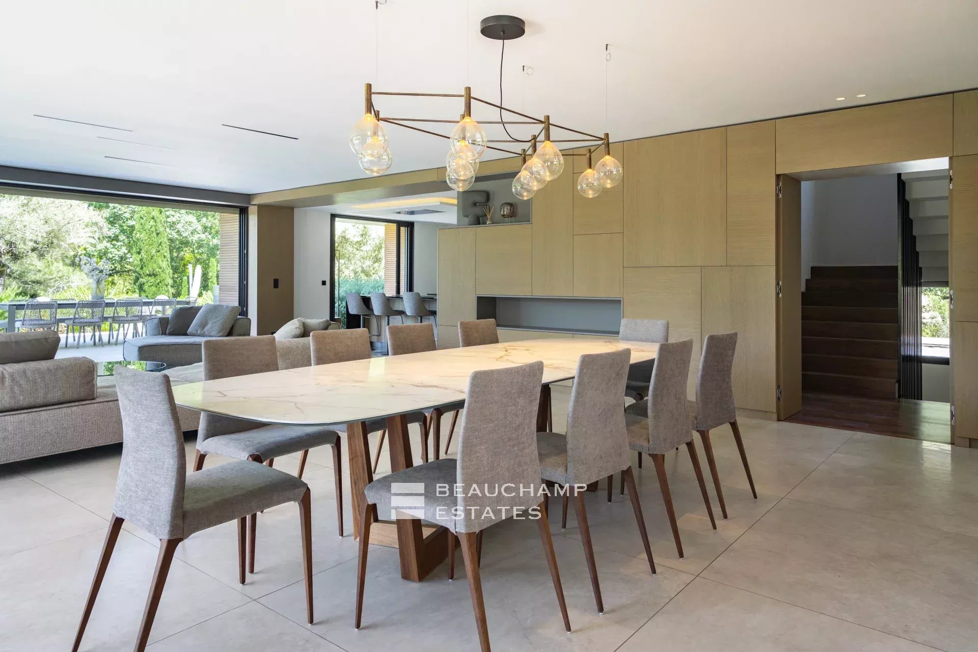 Magnifique villa contemporaine de 7 chambres dans la Californie Magnificent contemporary 7-bedroom villa in Californie