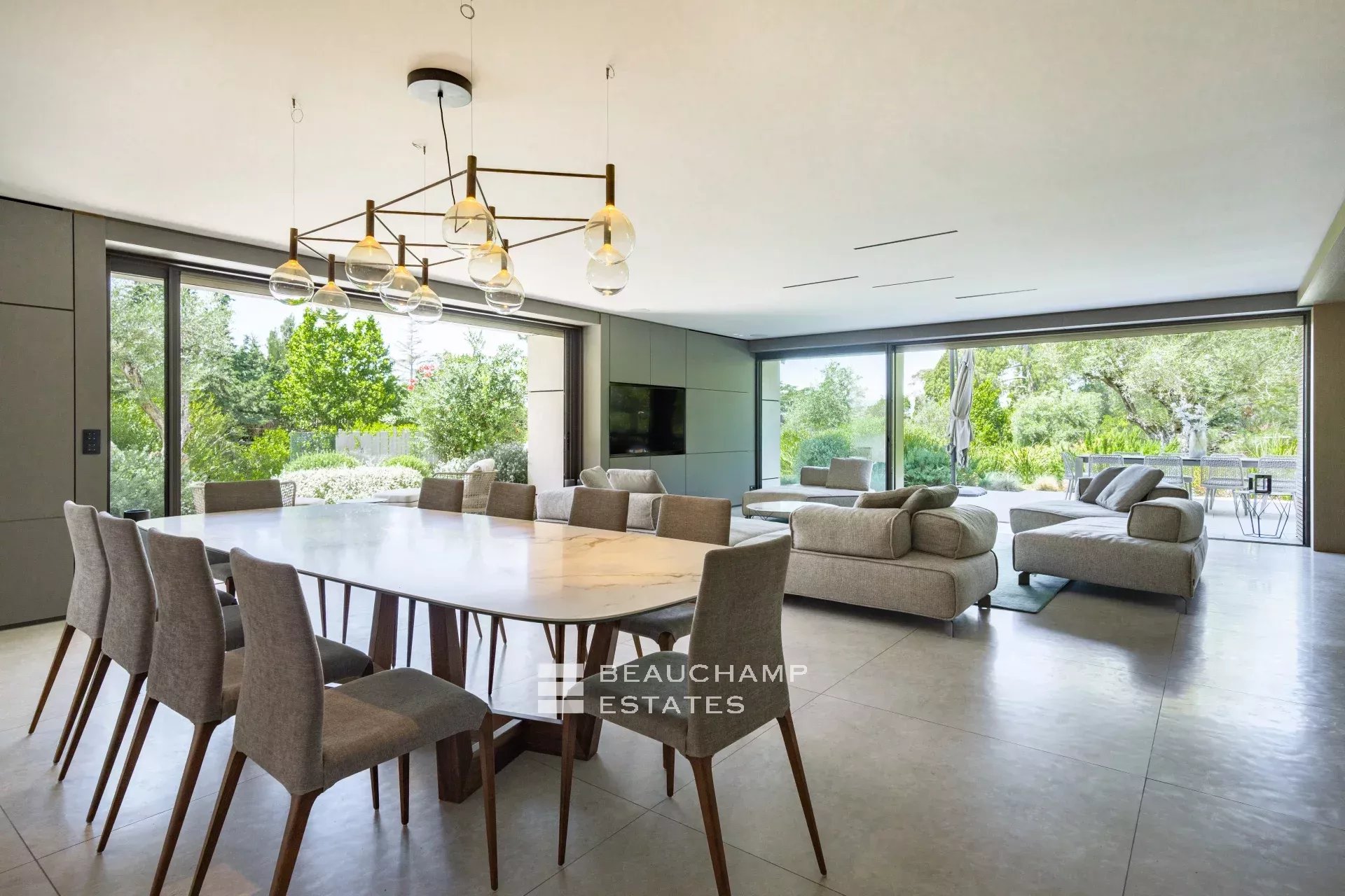 Magnifique villa contemporaine de 7 chambres dans la Californie Magnificent contemporary 7-bedroom villa in Californie