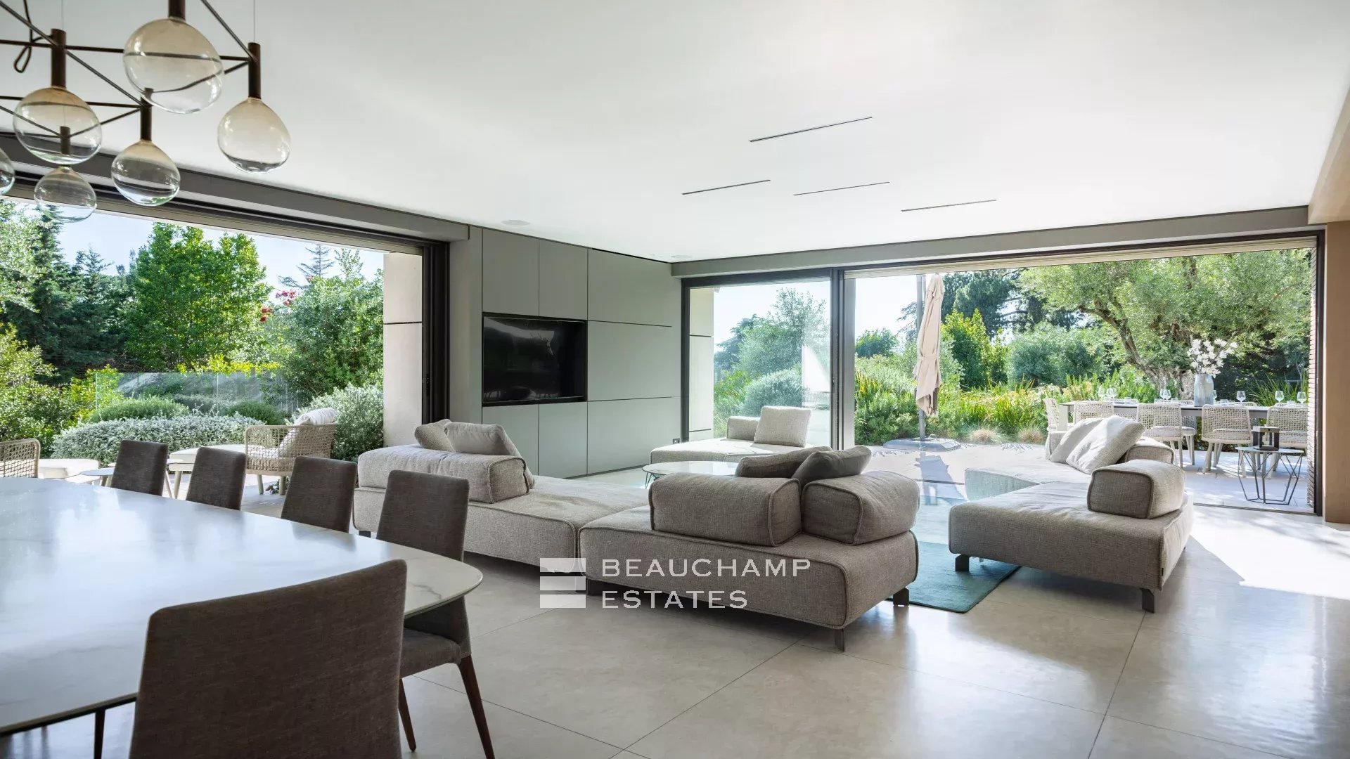 Magnifique villa contemporaine de 7 chambres dans la Californie Magnificent contemporary 7-bedroom villa in Californie