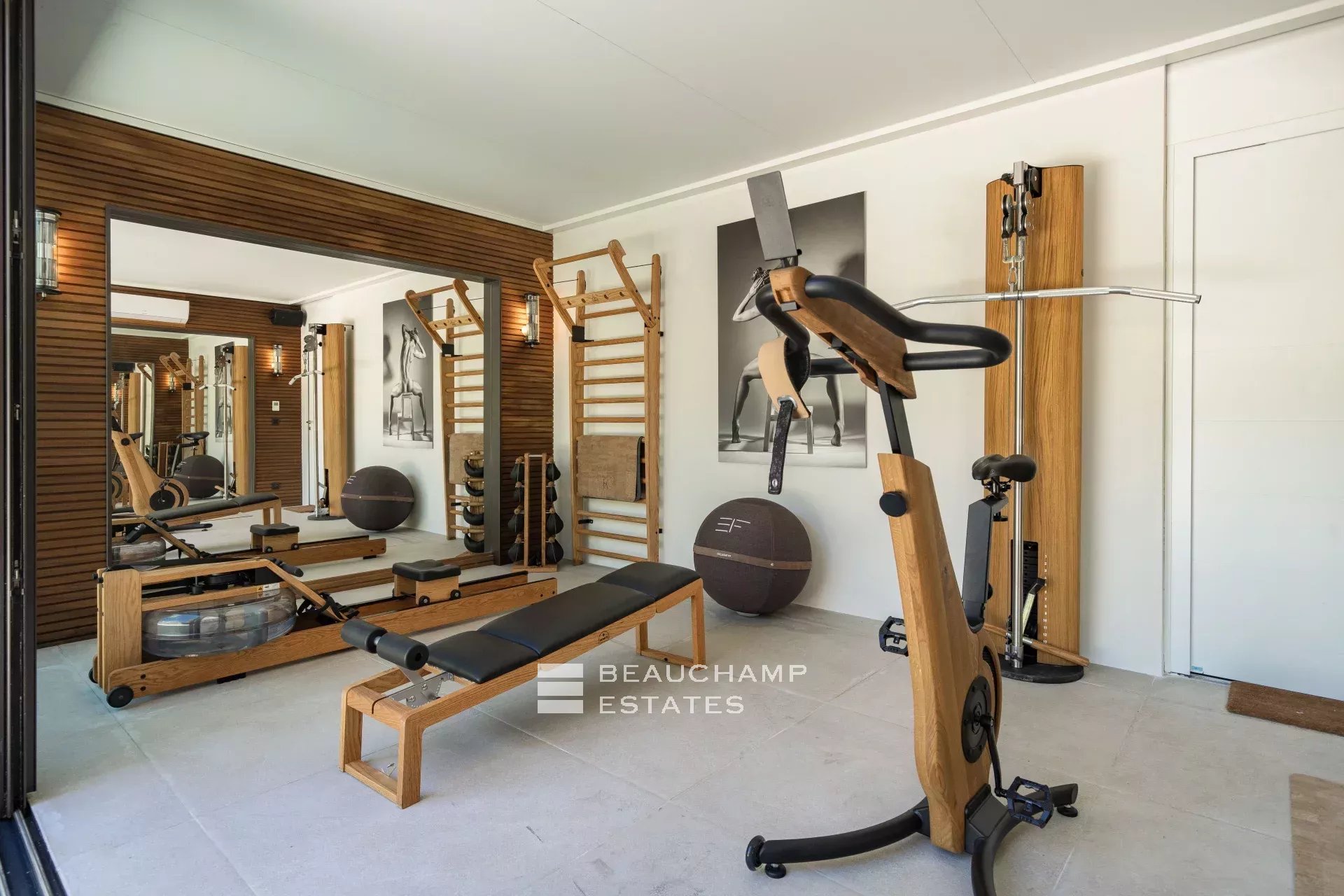 Magnifique villa contemporaine de 7 chambres dans la Californie Magnificent contemporary 7-bedroom villa in Californie