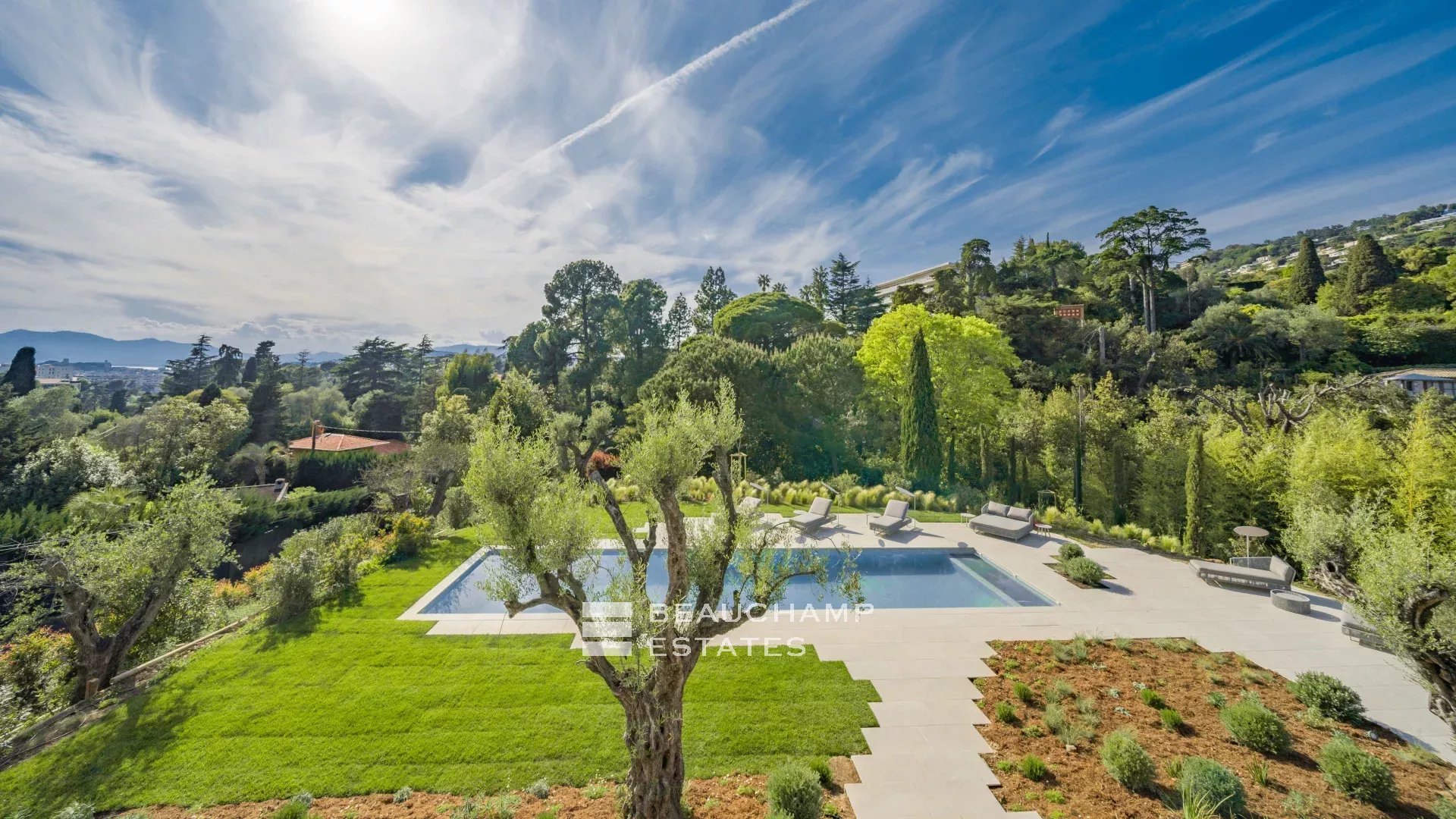 Magnifique villa contemporaine de 7 chambres dans la Californie Magnificent contemporary 7-bedroom villa in Californie