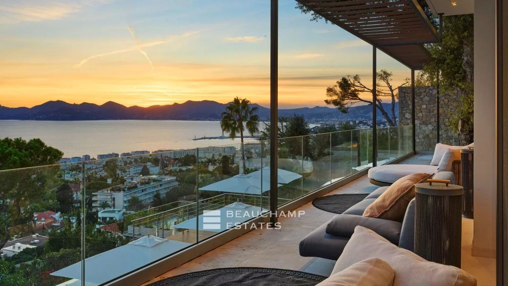 Magnificent contemporary villa located on the hills of Cannes