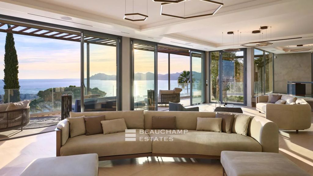 Magnificent contemporary villa located on the hills of Cannes