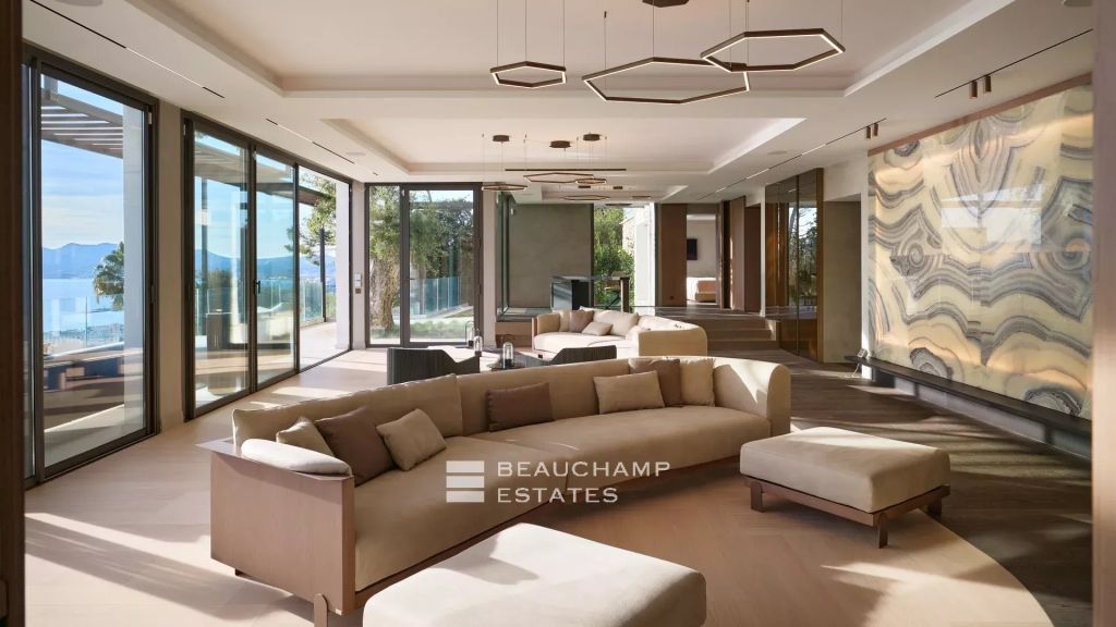 Magnificent contemporary villa located on the hills of Cannes