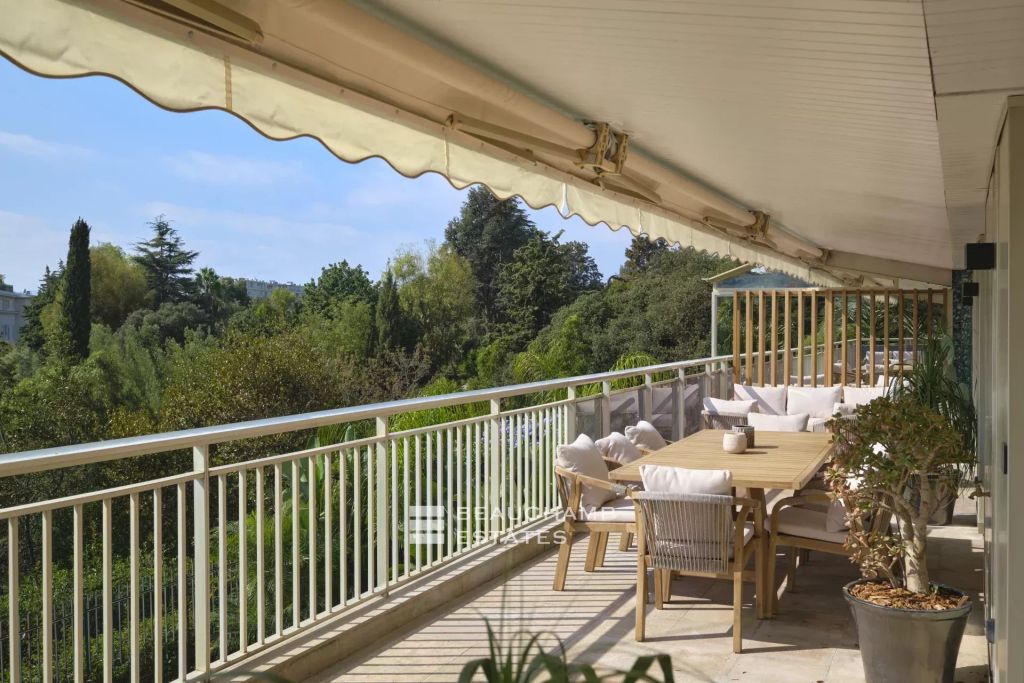 Magnificent, luminous villa in the heart of a private, secure estate