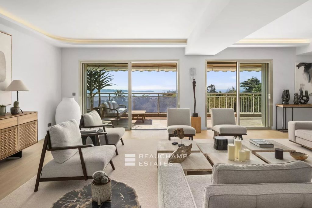 Magnificent, luminous villa in the heart of a private, secure estate