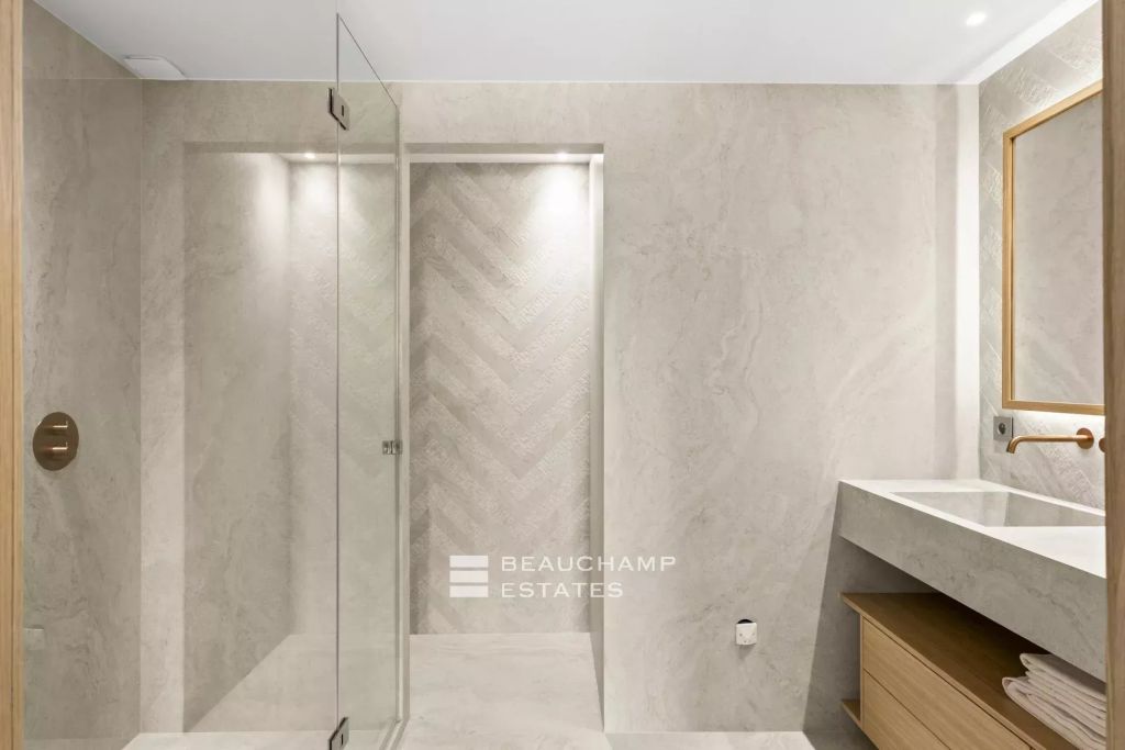 Magnificent, luminous villa in the heart of a private, secure estate