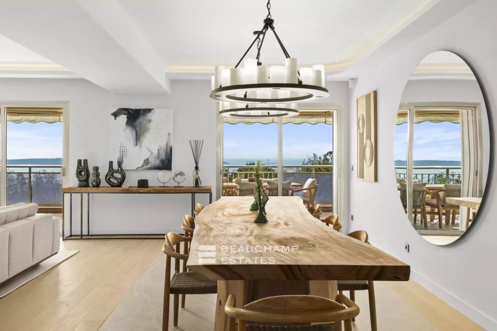 Magnificent, luminous villa in the heart of a private, secure estate