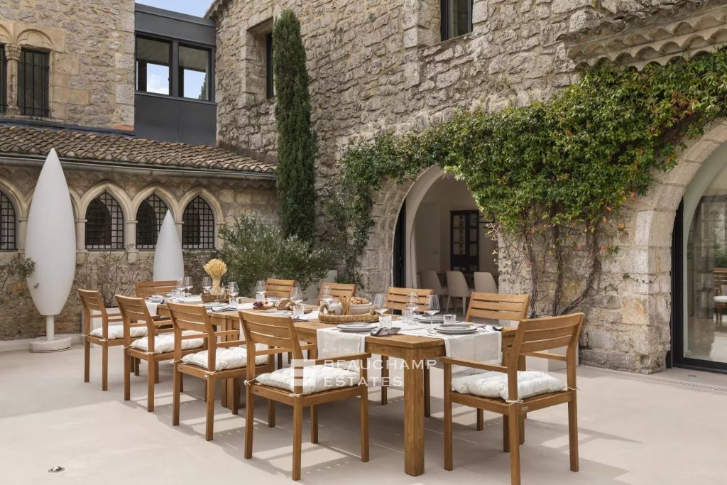 Magnificent renovated property located in Golfe Juan – 6 bedrooms