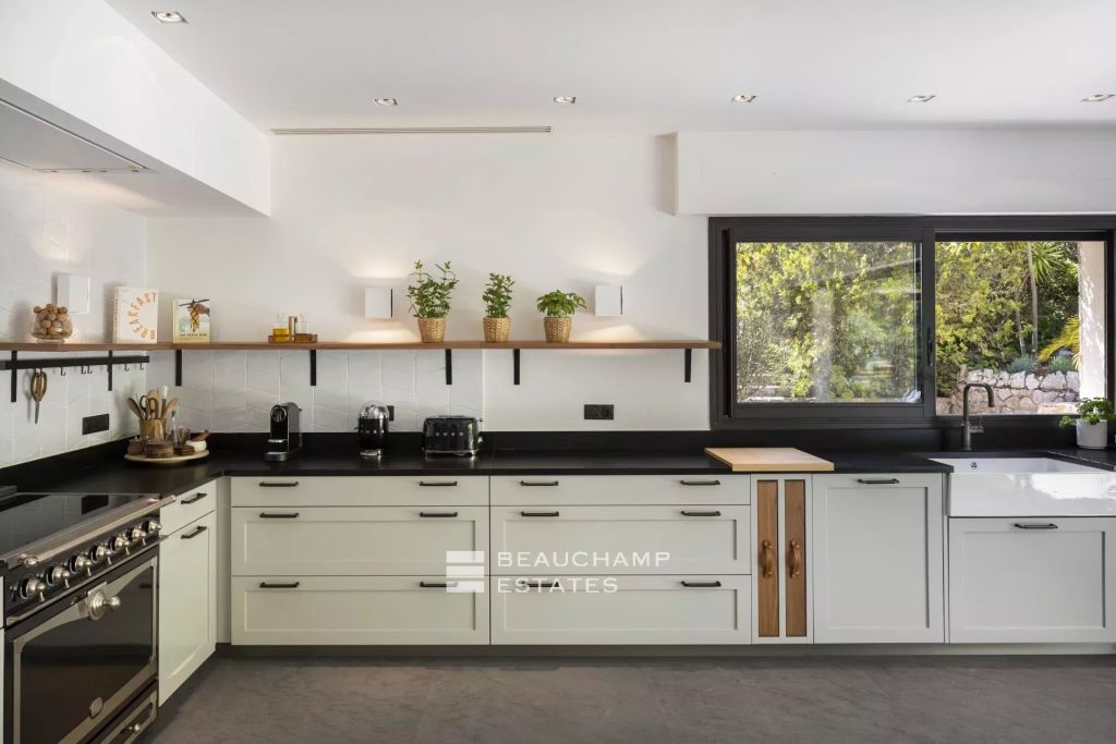 Magnificent renovated property located in Golfe Juan – 6 bedrooms