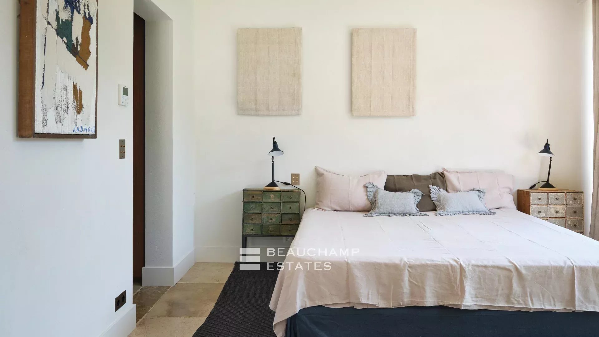 Villa moderne de 3 chambres située proche du centre de Valbonne Modern 3-bedroom villa located near the center of Valbonne