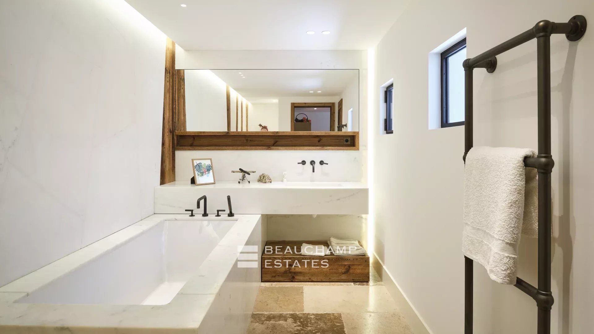 Villa moderne de 3 chambres située proche du centre de Valbonne Modern 3-bedroom villa located near the center of Valbonne