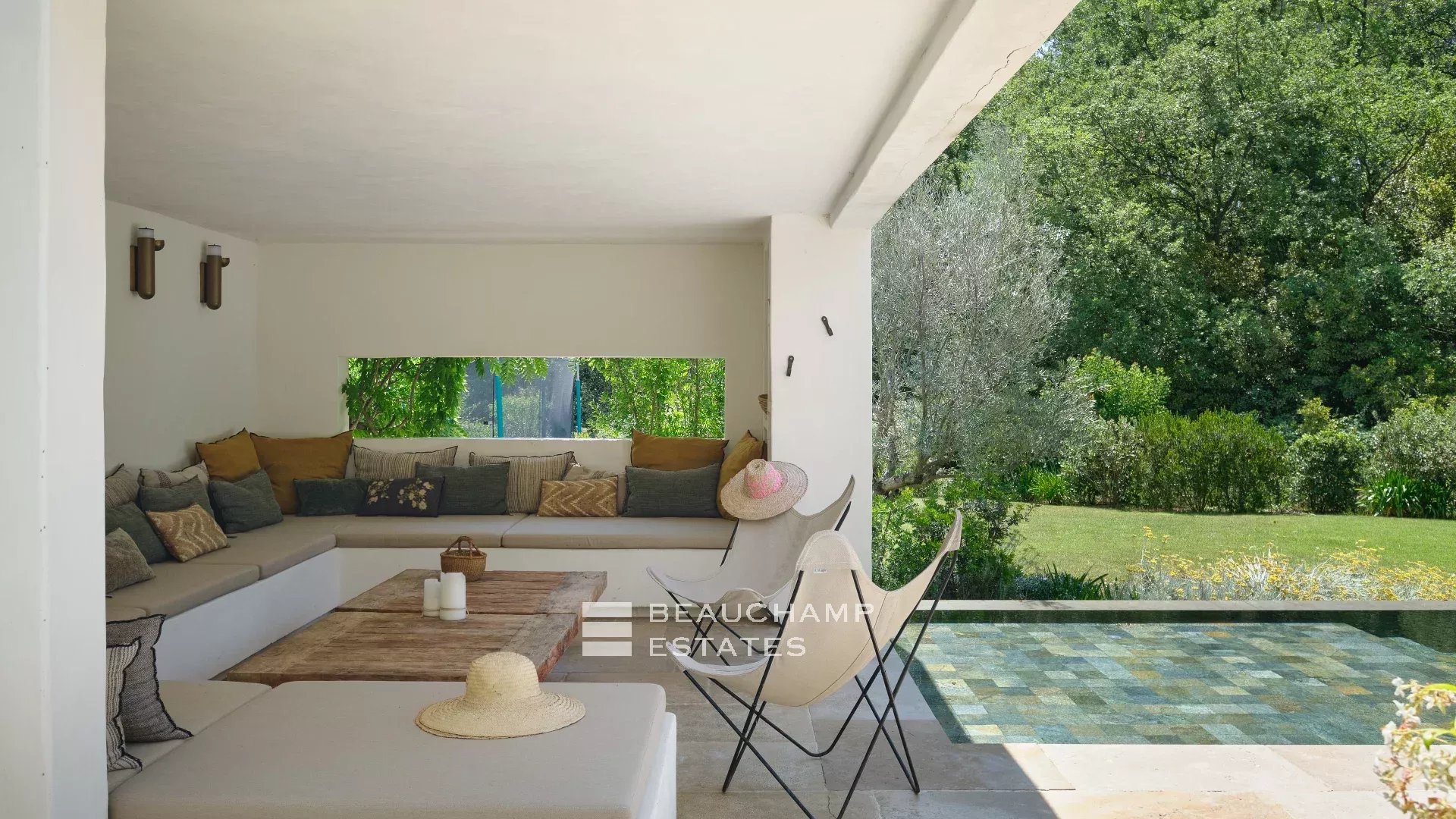 Villa moderne de 3 chambres située proche du centre de Valbonne Modern 3-bedroom villa located near the center of Valbonne