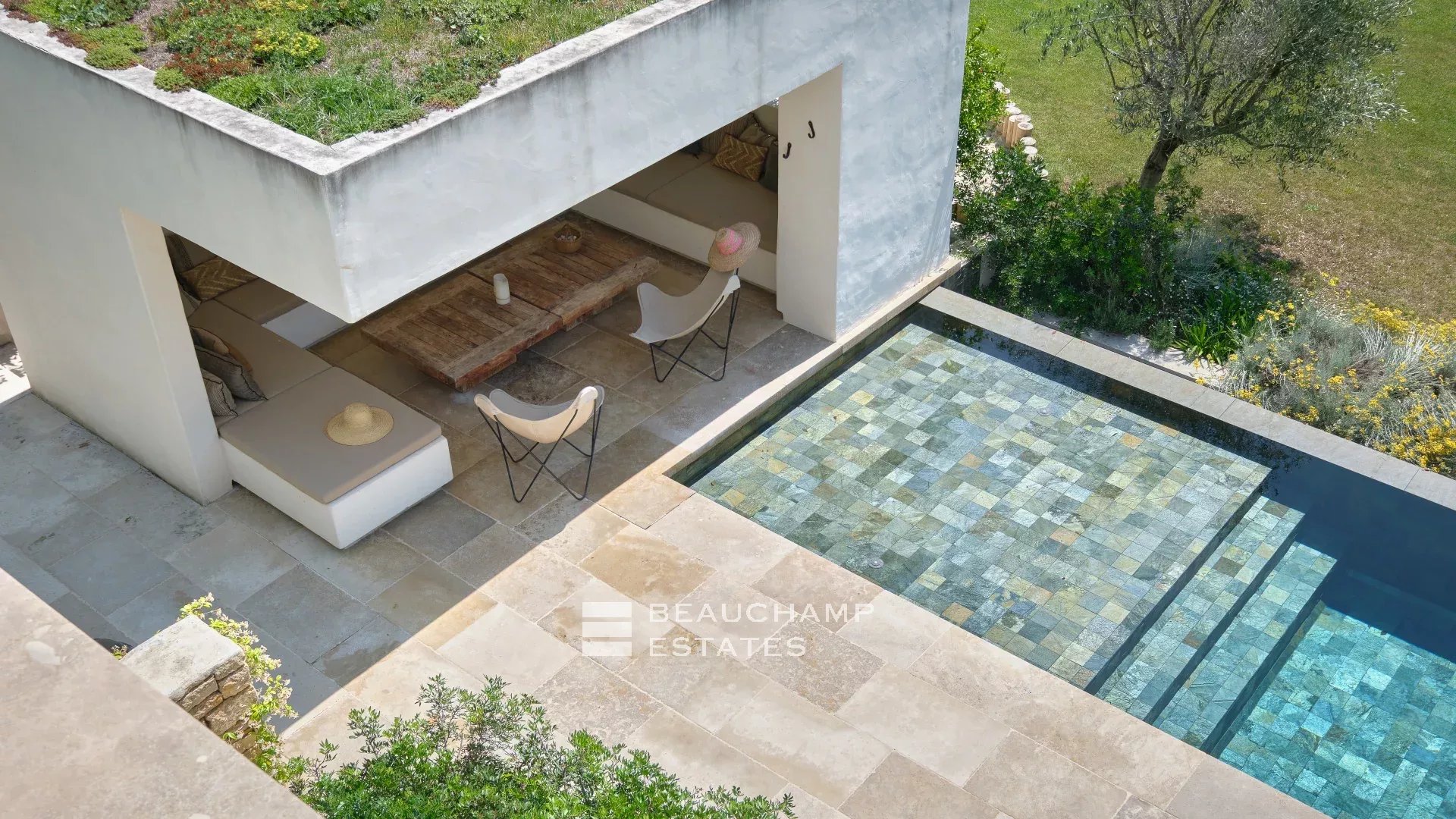 Villa moderne de 3 chambres située proche du centre de Valbonne Modern 3-bedroom villa located near the center of Valbonne