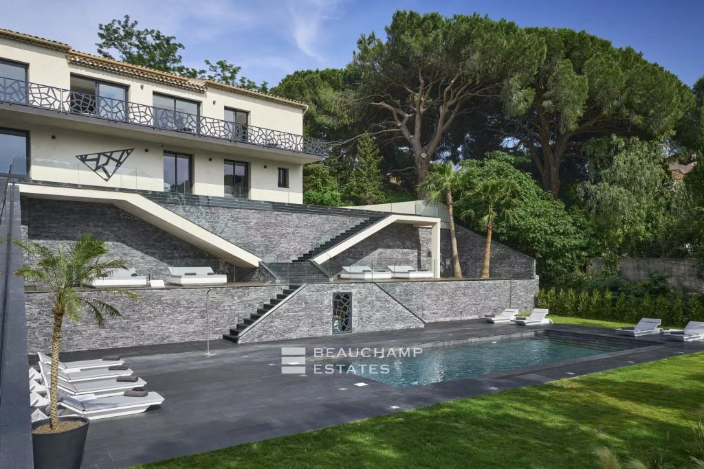 Modern 5-bedroom villa with panoramic sea views in Cannes Croix des Gardes