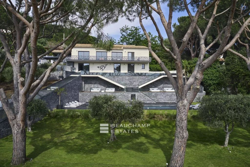 Modern 5-bedroom villa with panoramic sea views in Cannes Croix des Gardes