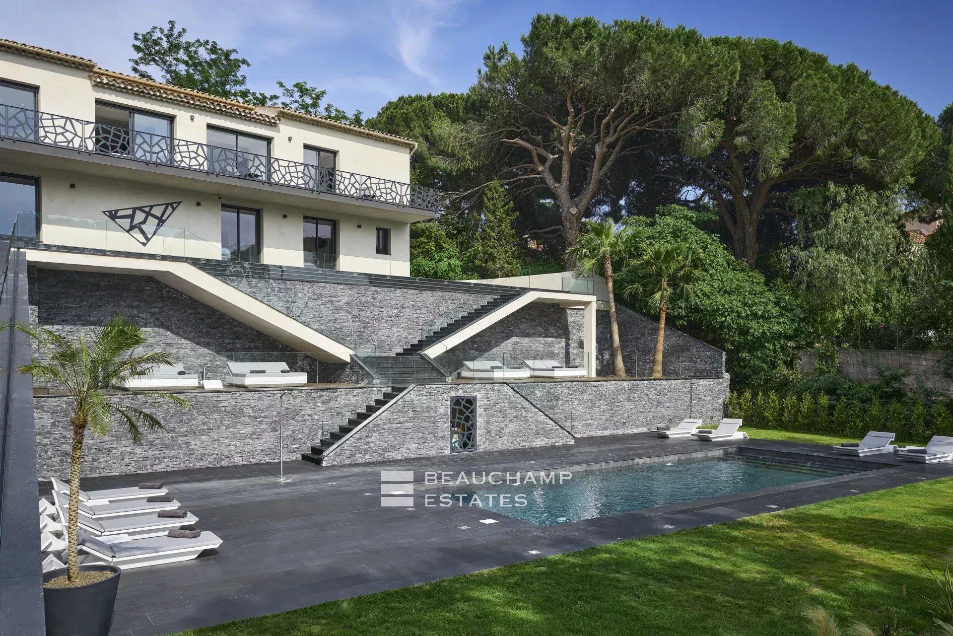 Villa moderne de 5 chambres avec vue mer panoramique dans le secteur Cannes Croix des Gardes Modern 5-bedroom villa with panoramic sea views in Cannes Croix des Gardes