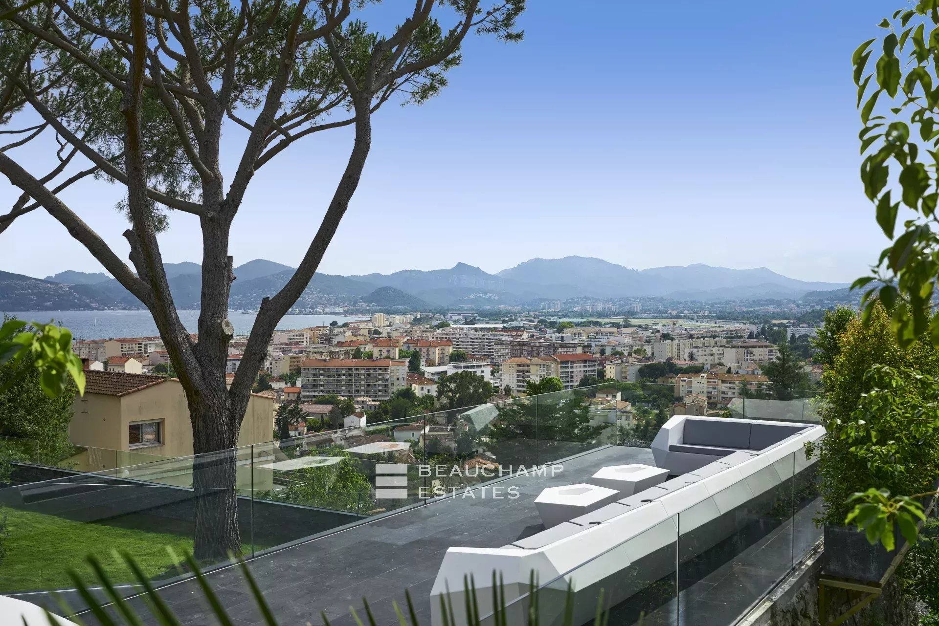 Villa moderne de 5 chambres avec vue mer panoramique dans le secteur Cannes Croix des Gardes Modern 5-bedroom villa with panoramic sea views in Cannes Croix des Gardes
