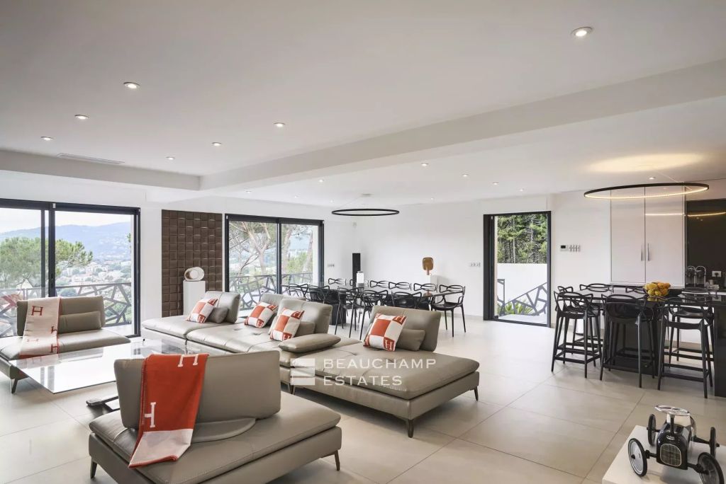 Modern 5-bedroom villa with panoramic sea views in Cannes Croix des Gardes