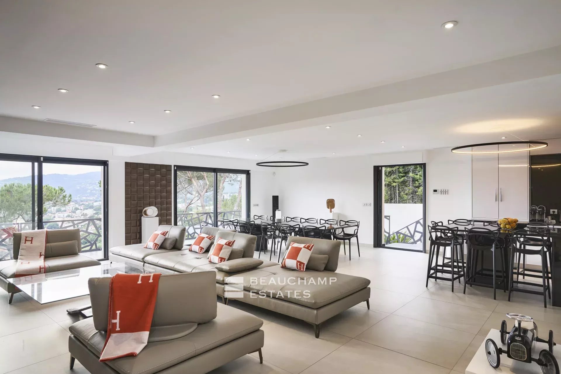 Villa moderne de 5 chambres avec vue mer panoramique dans le secteur Cannes Croix des Gardes Modern 5-bedroom villa with panoramic sea views in Cannes Croix des Gardes