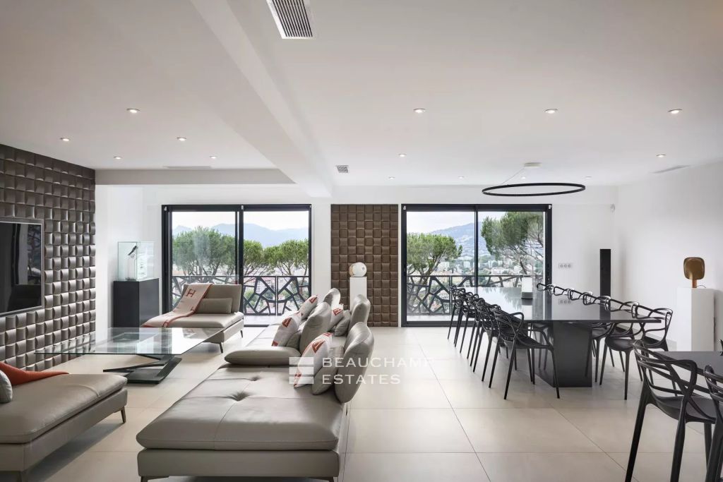 Modern 5-bedroom villa with panoramic sea views in Cannes Croix des Gardes