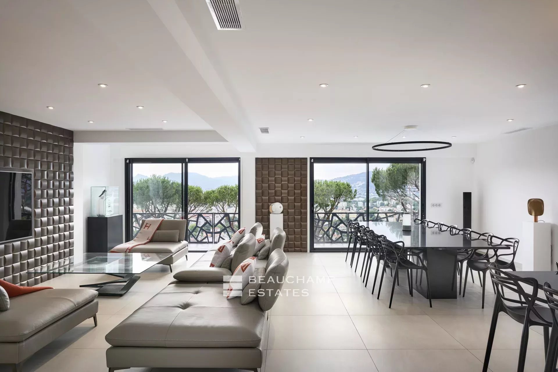 Villa moderne de 5 chambres avec vue mer panoramique dans le secteur Cannes Croix des Gardes Modern 5-bedroom villa with panoramic sea views in Cannes Croix des Gardes