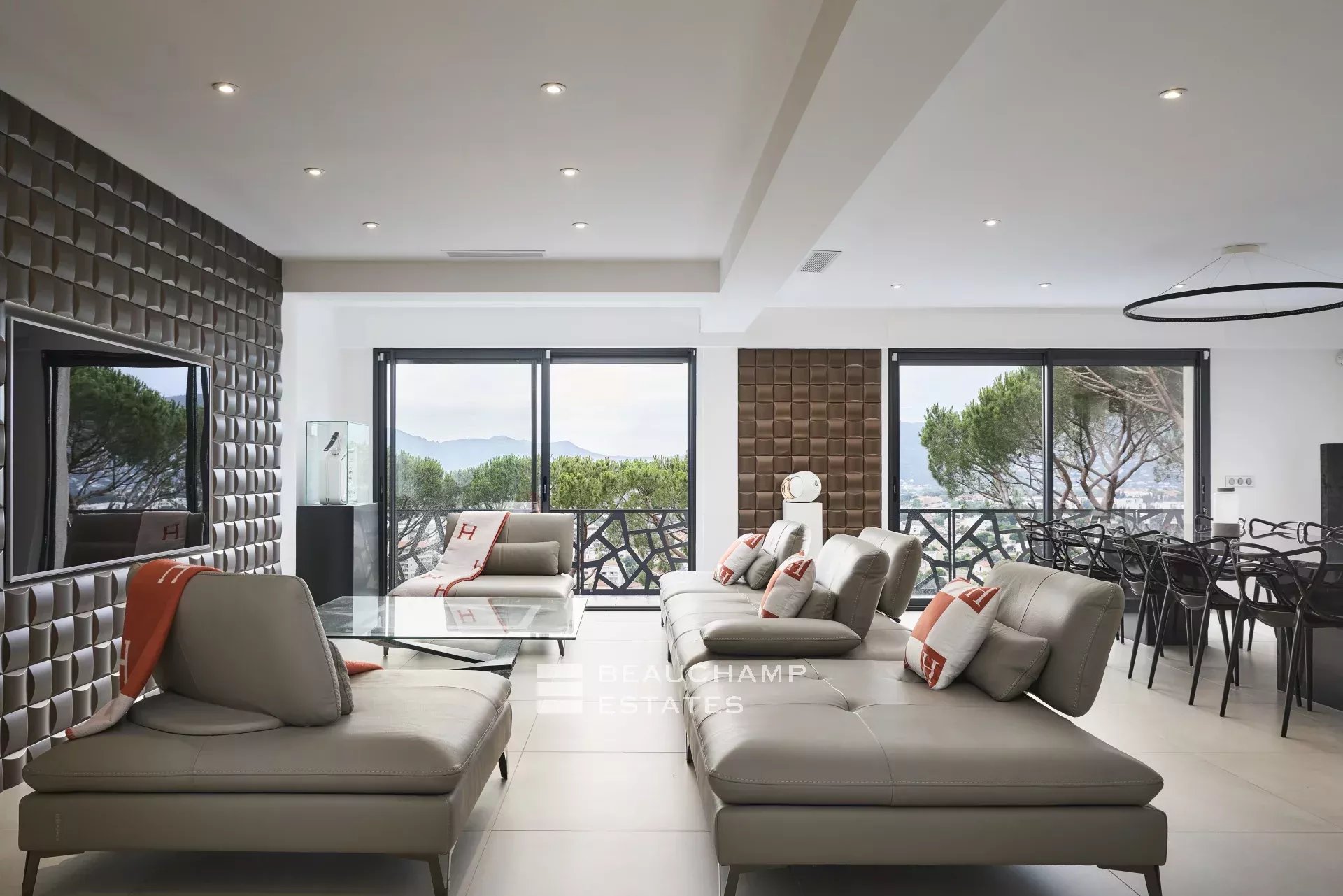 Villa moderne de 5 chambres avec vue mer panoramique dans le secteur Cannes Croix des Gardes Modern 5-bedroom villa with panoramic sea views in Cannes Croix des Gardes