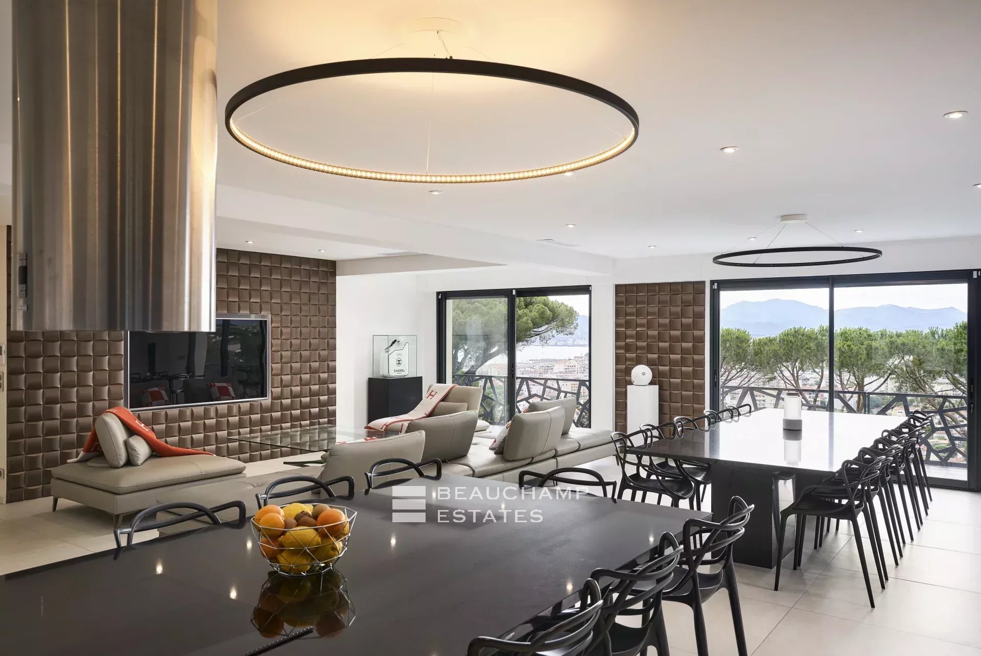 Villa moderne de 5 chambres avec vue mer panoramique dans le secteur Cannes Croix des Gardes Modern 5-bedroom villa with panoramic sea views in Cannes Croix des Gardes