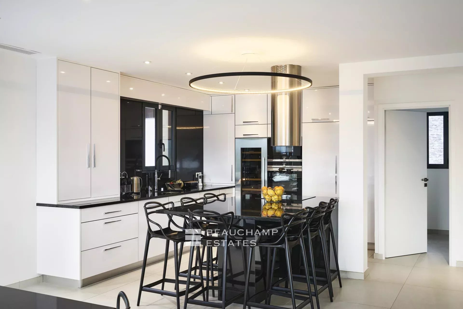 Villa moderne de 5 chambres avec vue mer panoramique dans le secteur Cannes Croix des Gardes Modern 5-bedroom villa with panoramic sea views in Cannes Croix des Gardes