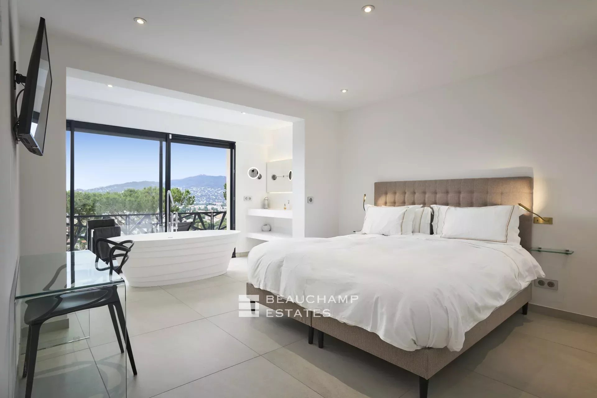 Villa moderne de 5 chambres avec vue mer panoramique dans le secteur Cannes Croix des Gardes Modern 5-bedroom villa with panoramic sea views in Cannes Croix des Gardes