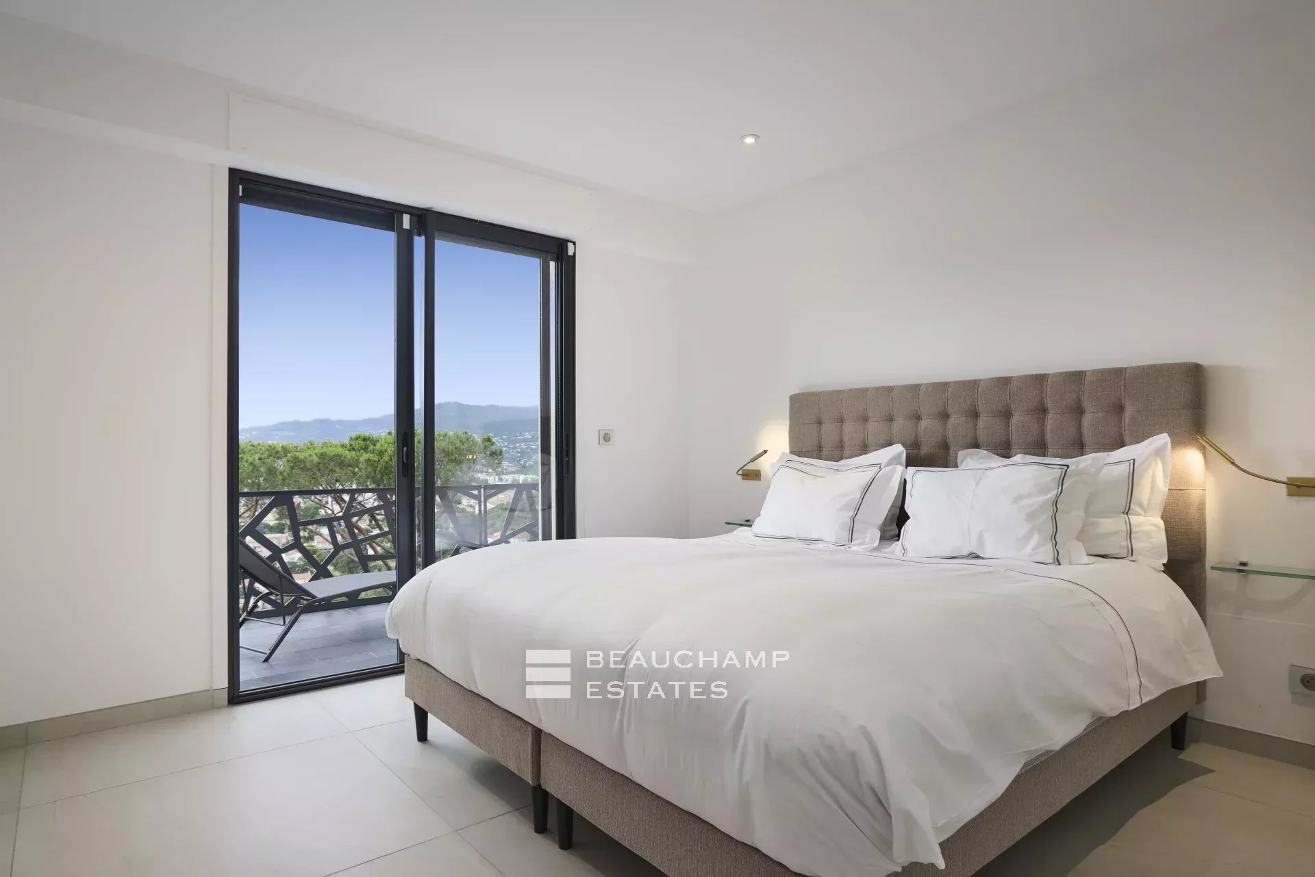 Villa moderne de 5 chambres avec vue mer panoramique dans le secteur Cannes Croix des Gardes Modern 5-bedroom villa with panoramic sea views in Cannes Croix des Gardes