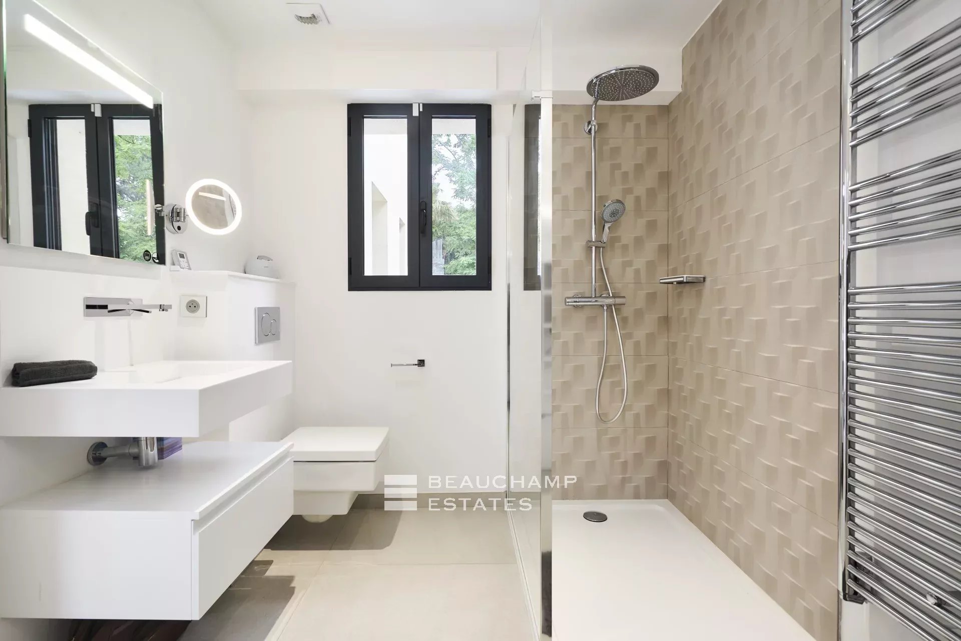 Villa moderne de 5 chambres avec vue mer panoramique dans le secteur Cannes Croix des Gardes Modern 5-bedroom villa with panoramic sea views in Cannes Croix des Gardes