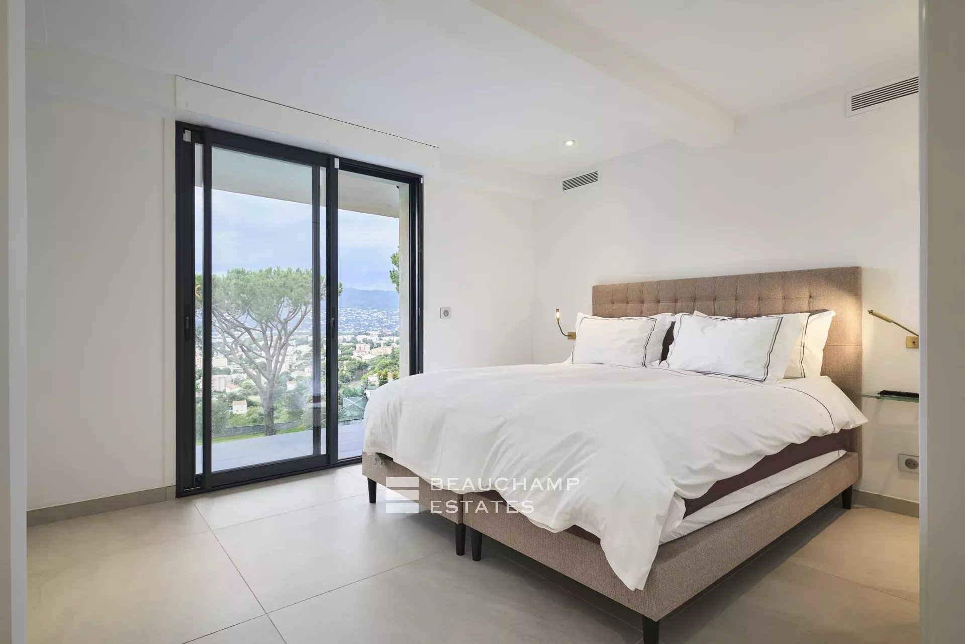 Villa moderne de 5 chambres avec vue mer panoramique dans le secteur Cannes Croix des Gardes Modern 5-bedroom villa with panoramic sea views in Cannes Croix des Gardes