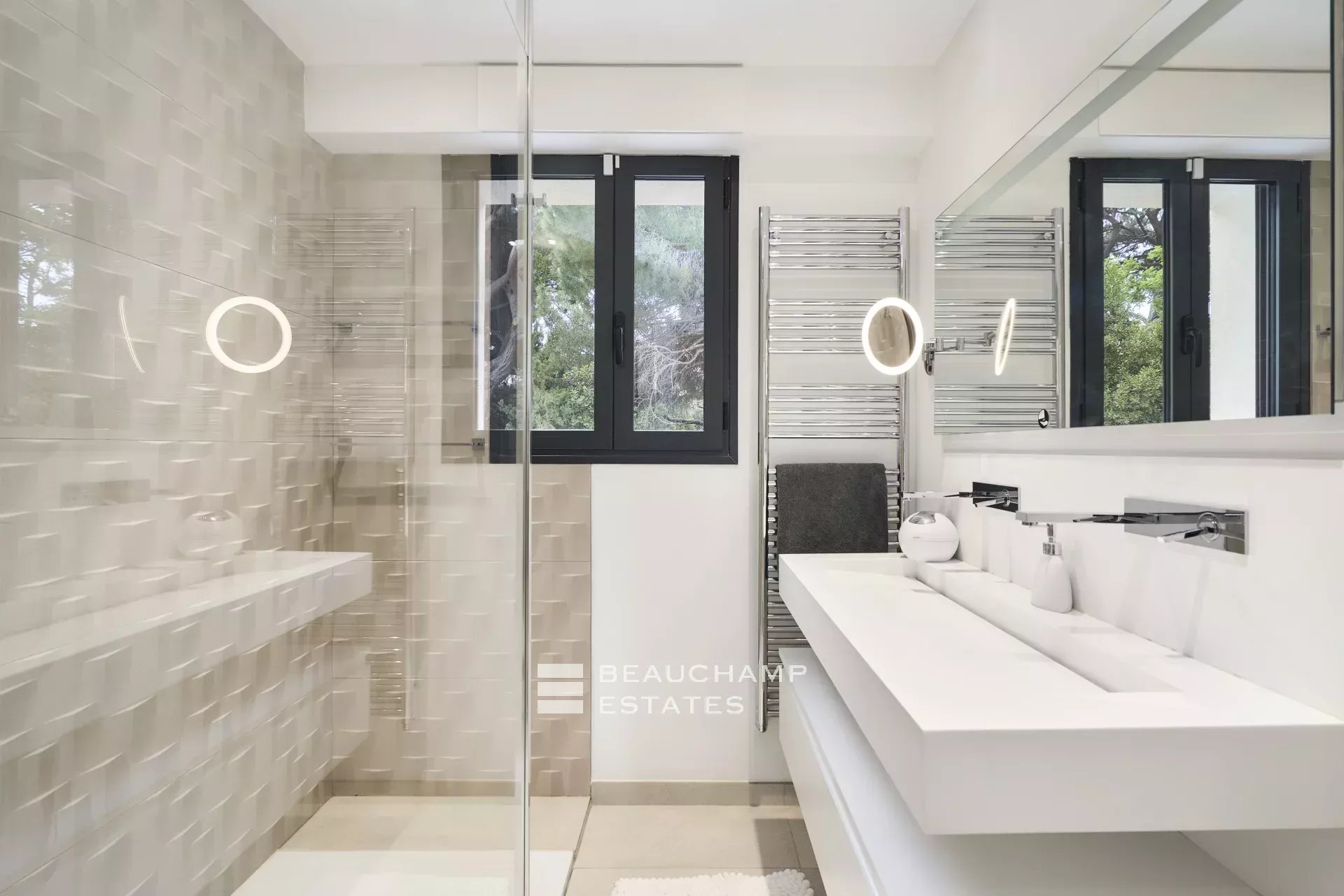 Villa moderne de 5 chambres avec vue mer panoramique dans le secteur Cannes Croix des Gardes Modern 5-bedroom villa with panoramic sea views in Cannes Croix des Gardes