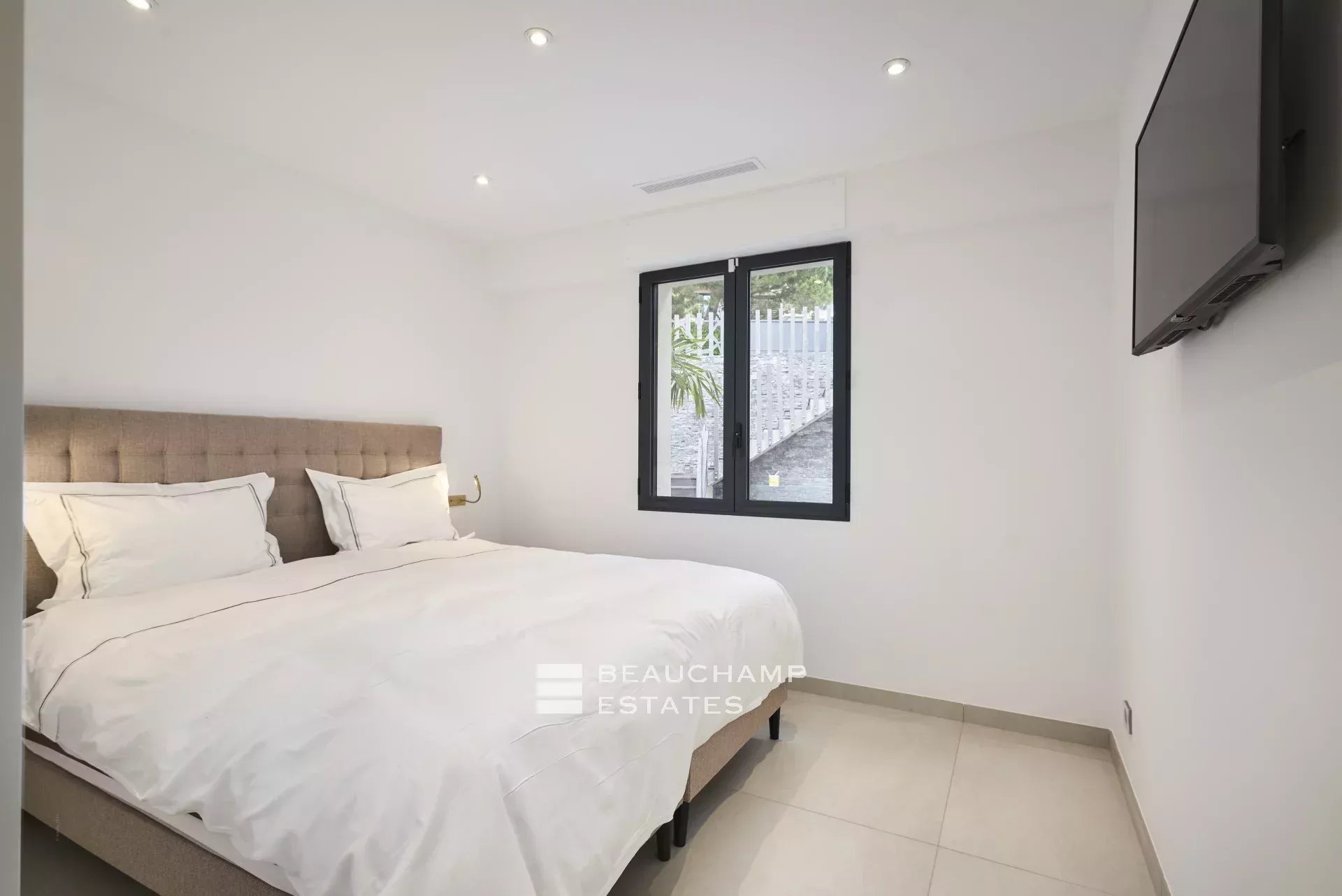 Villa moderne de 5 chambres avec vue mer panoramique dans le secteur Cannes Croix des Gardes Modern 5-bedroom villa with panoramic sea views in Cannes Croix des Gardes